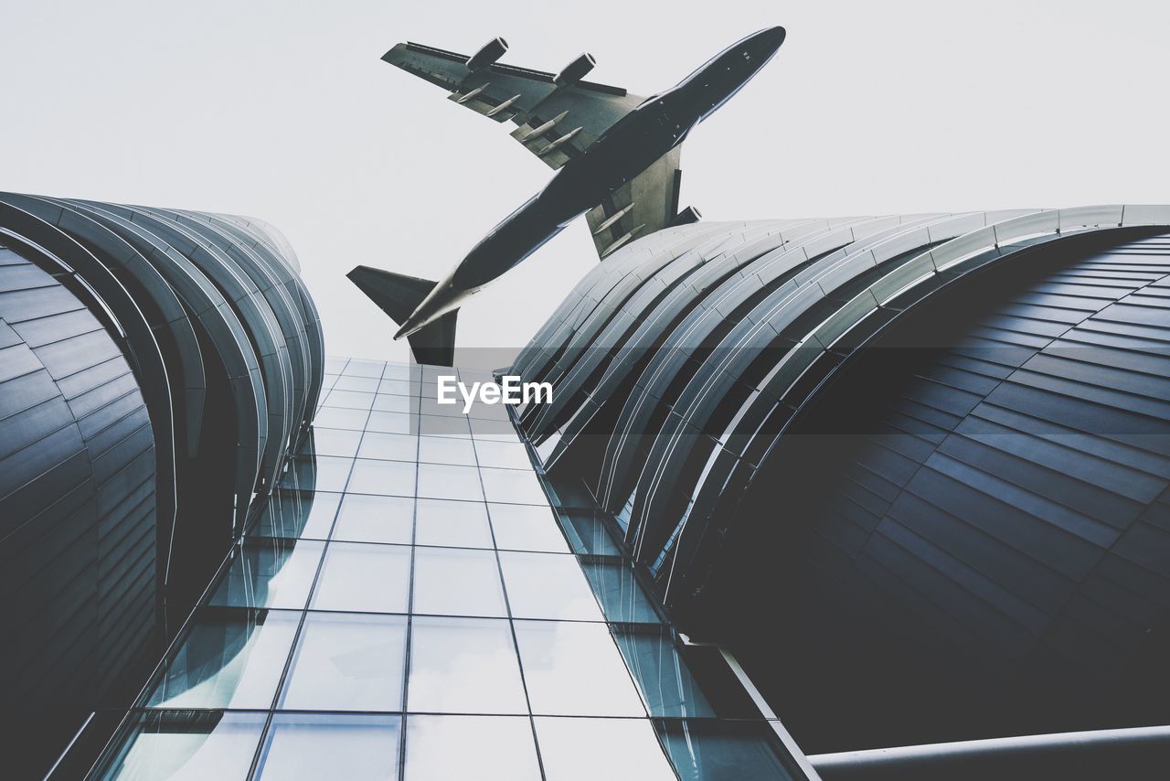 LOW ANGLE VIEW OF MODERN BUILDINGS AGAINST SKY