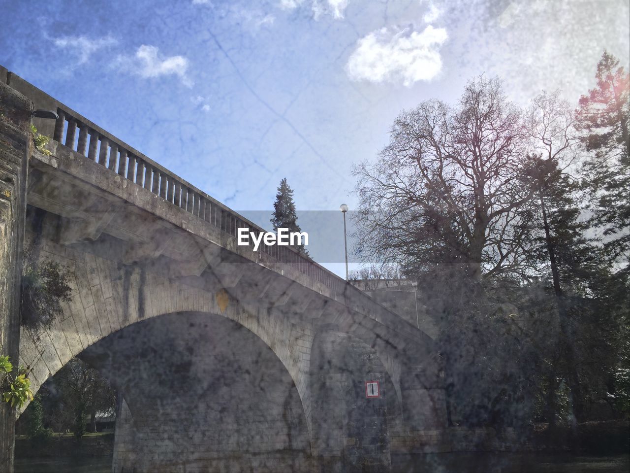 LOW ANGLE VIEW OF BUILT STRUCTURE AGAINST SKY