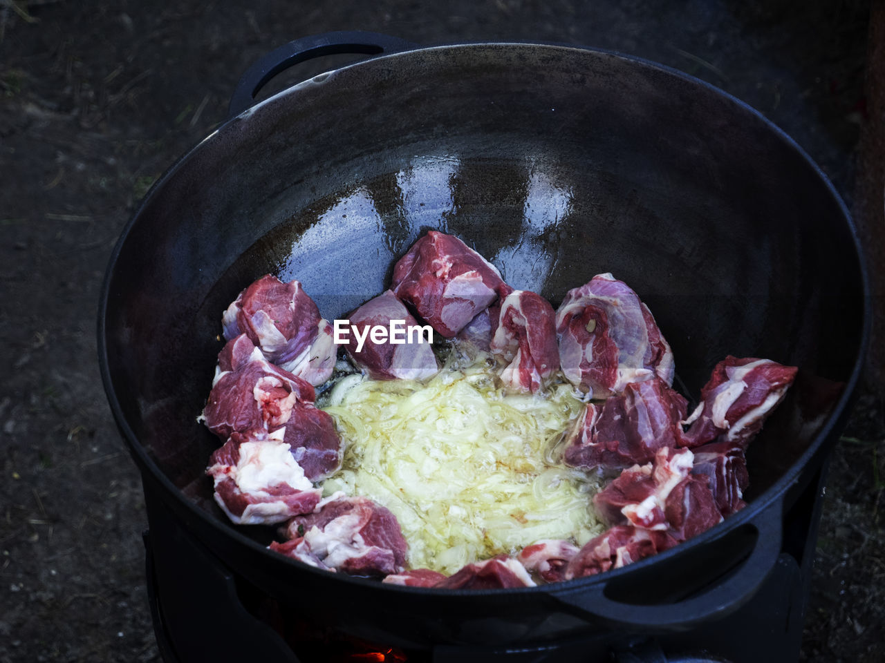 To roasted onions in cauldron are added pieces of lamb, which are roasted to obtain a golden crust. 