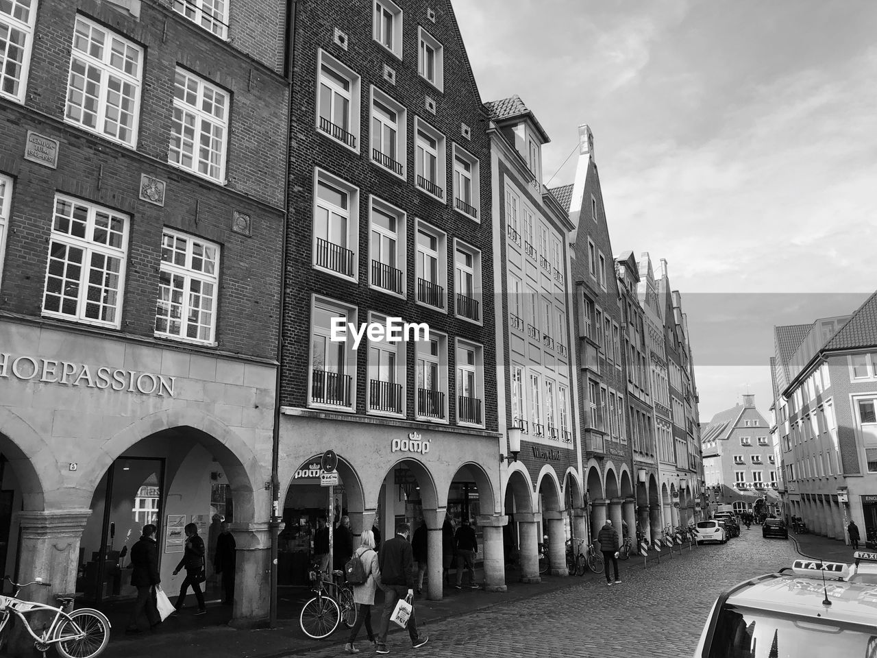 PEOPLE IN FRONT OF BUILDING