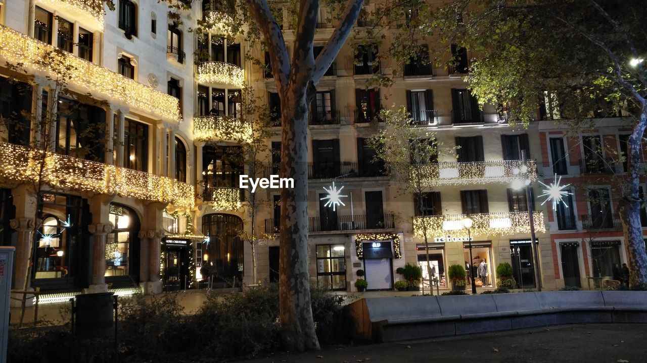 VIEW OF ILLUMINATED BUILDING AT NIGHT