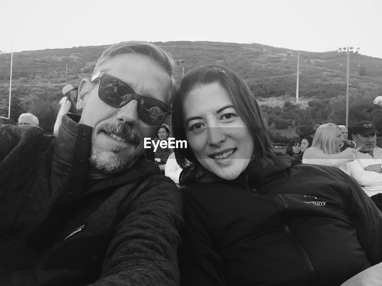 PORTRAIT OF SMILING YOUNG MAN AND WOMAN OUTDOORS