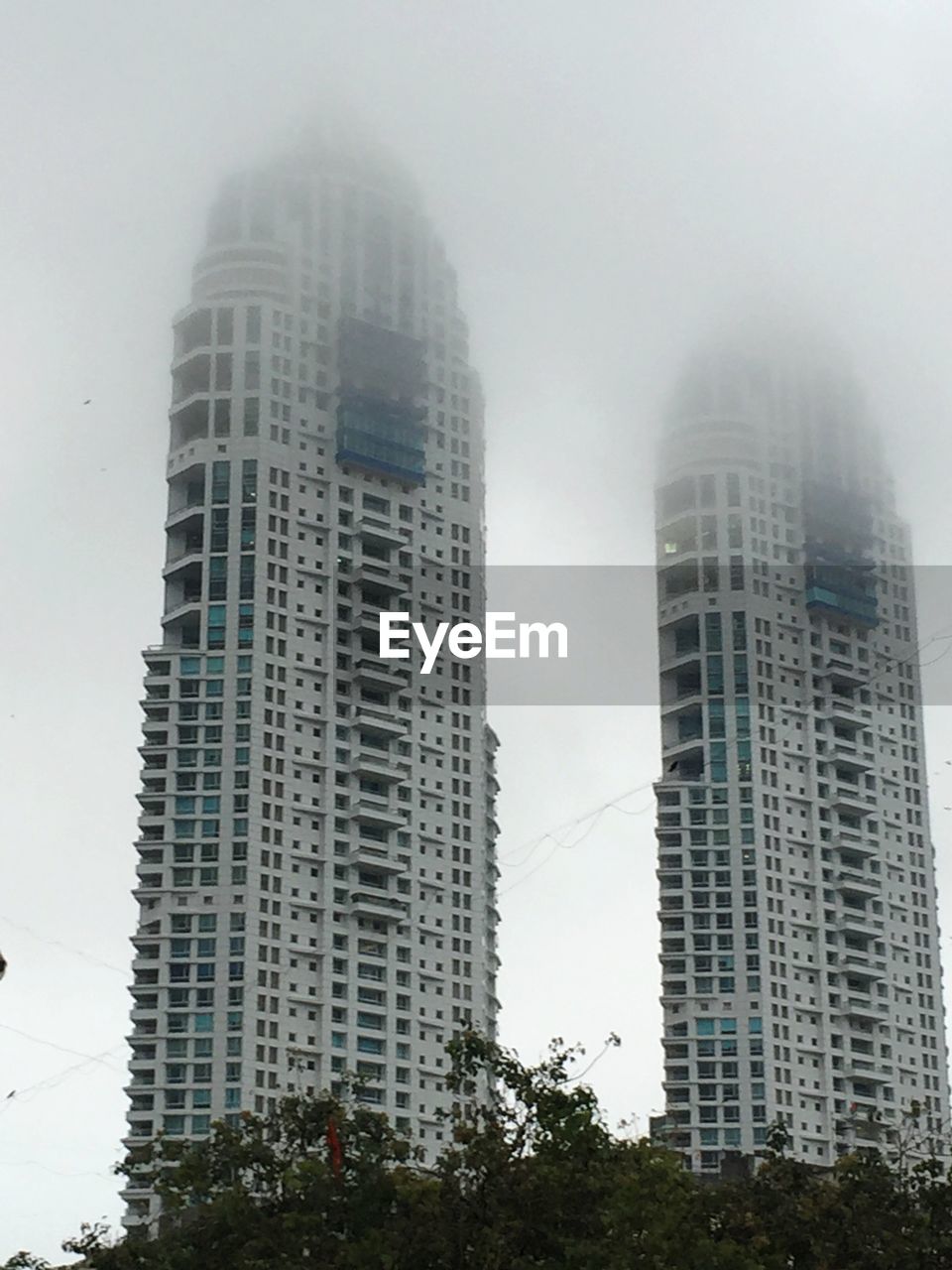 LOW ANGLE VIEW OF MODERN BUILDINGS AGAINST SKY