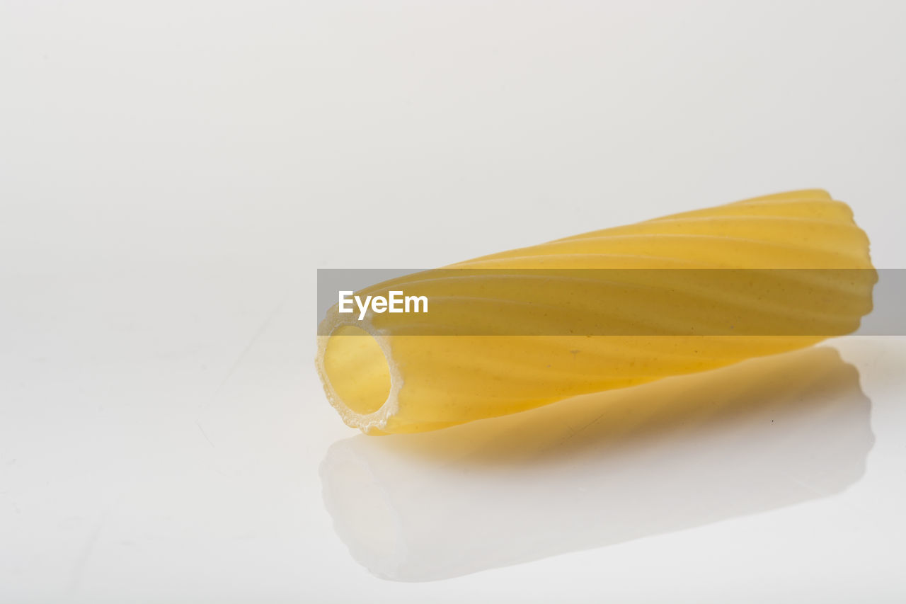 HIGH ANGLE VIEW OF YELLOW PEPPER AGAINST WHITE BACKGROUND