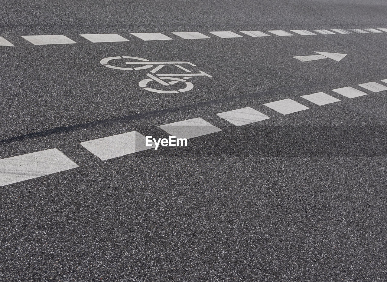 HIGH ANGLE VIEW OF ROAD MARKING ON STREET