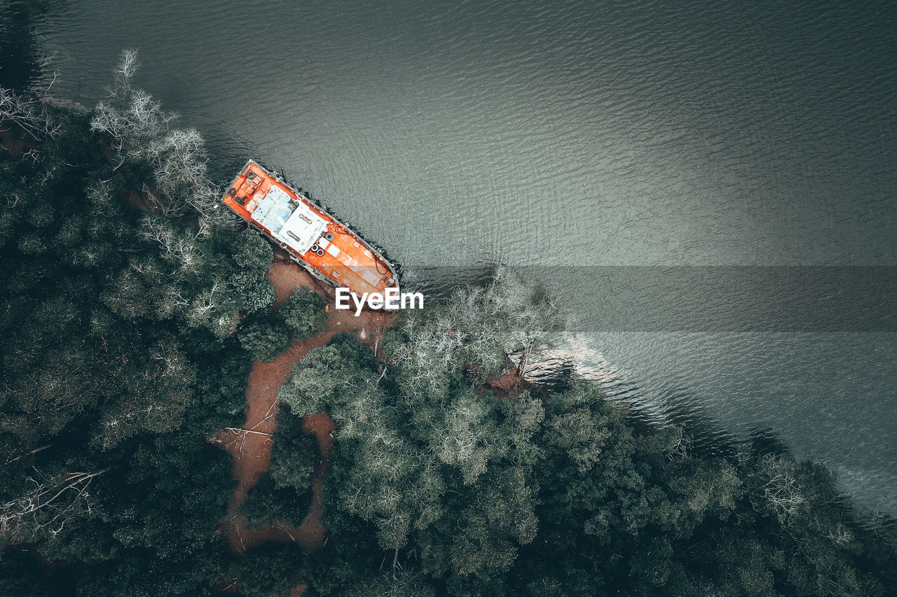 HIGH ANGLE VIEW OF ABANDONED SHIP AGAINST SEA