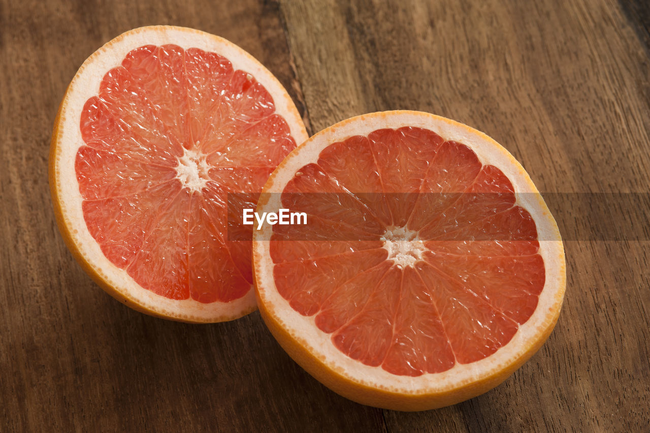 CLOSE-UP OF ORANGE SLICES IN PLATE