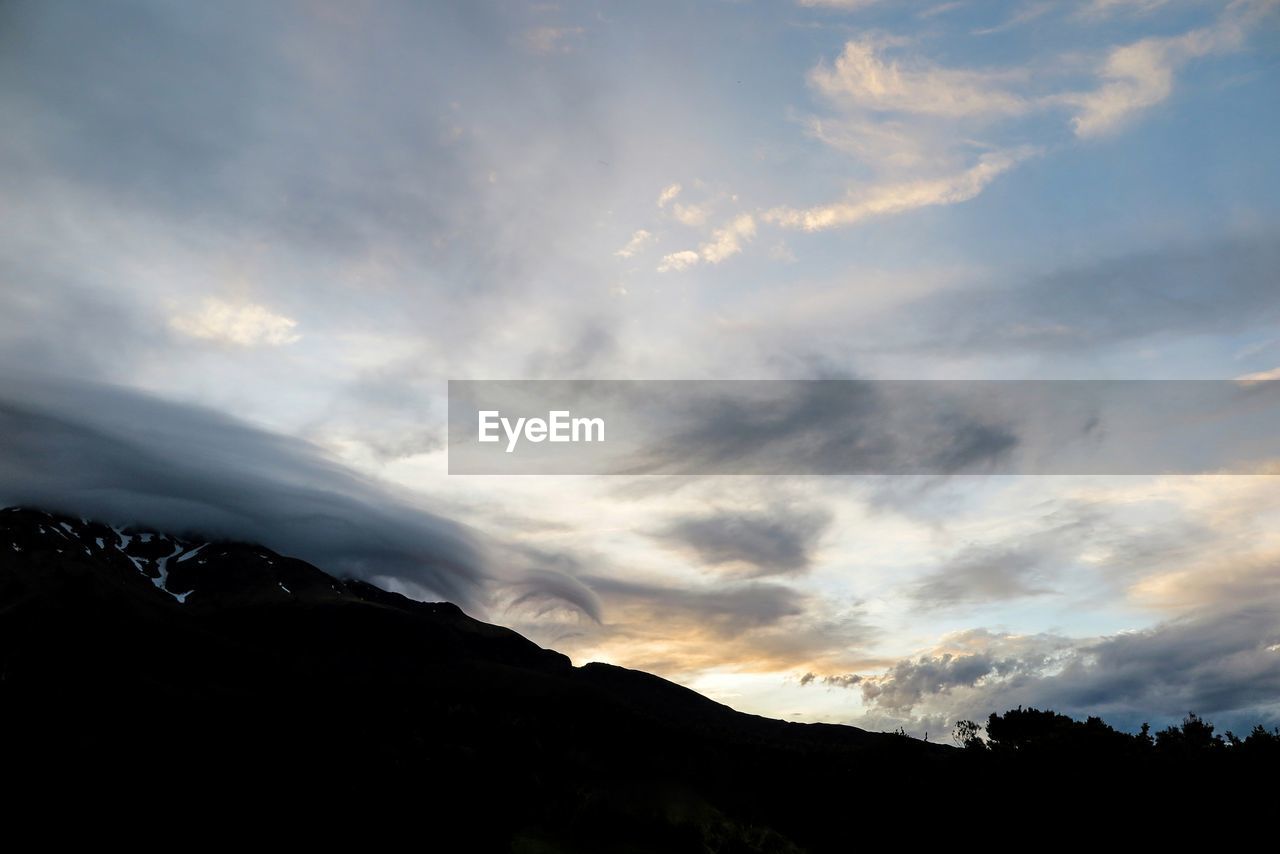 LOW ANGLE VIEW OF SILHOUETTE MOUNTAINS AGAINST SKY