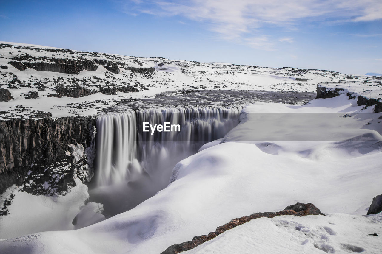 SCENIC VIEW OF SNOWCAPPED MOUNTAIN AGAINST SKY