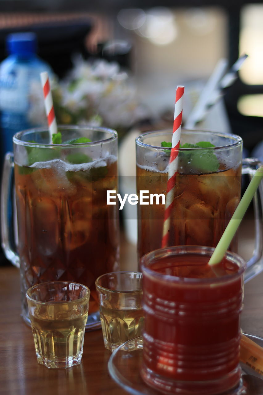 CLOSE-UP OF BEER IN GLASS