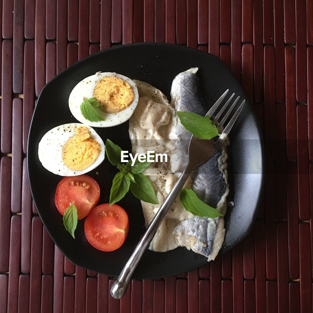 HIGH ANGLE VIEW OF FOOD ON TABLE