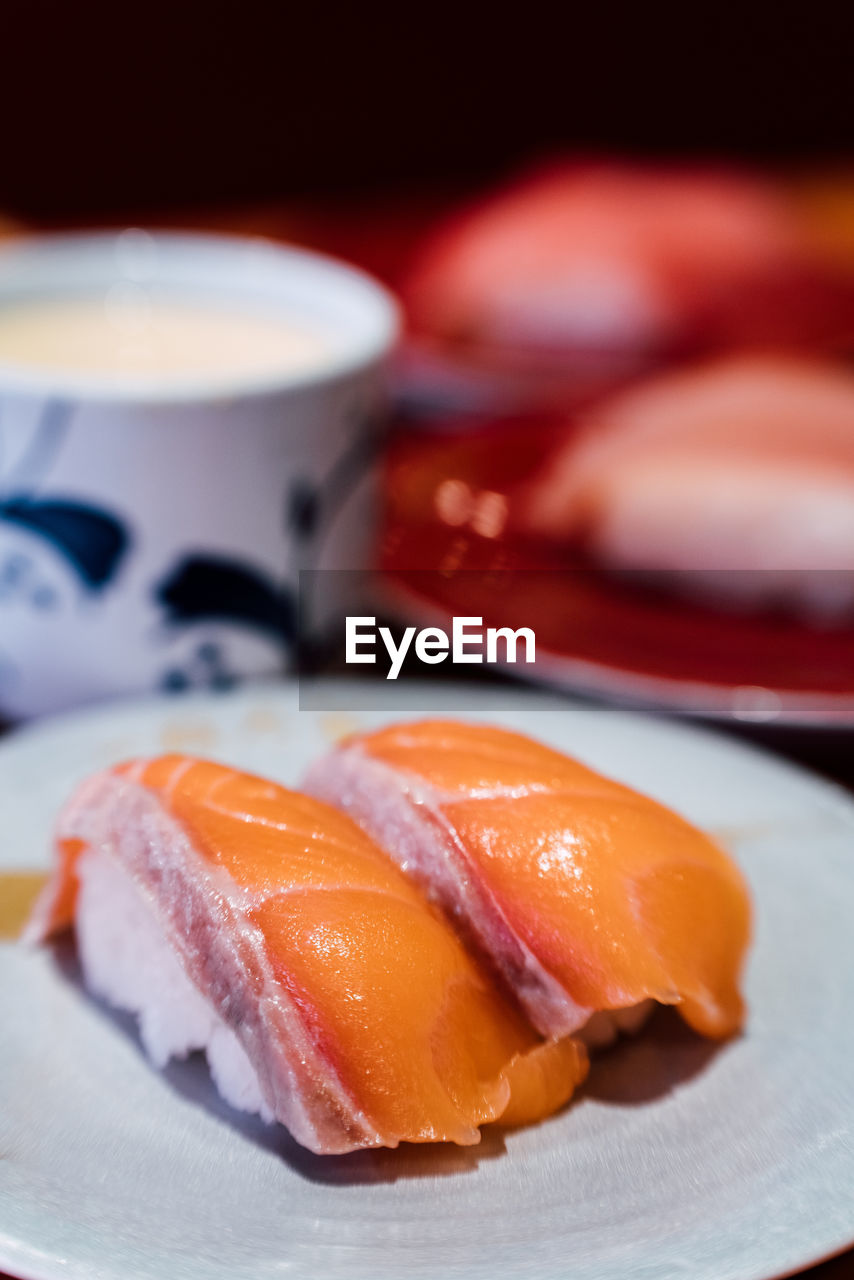 CLOSE-UP OF SUSHI ON PLATE