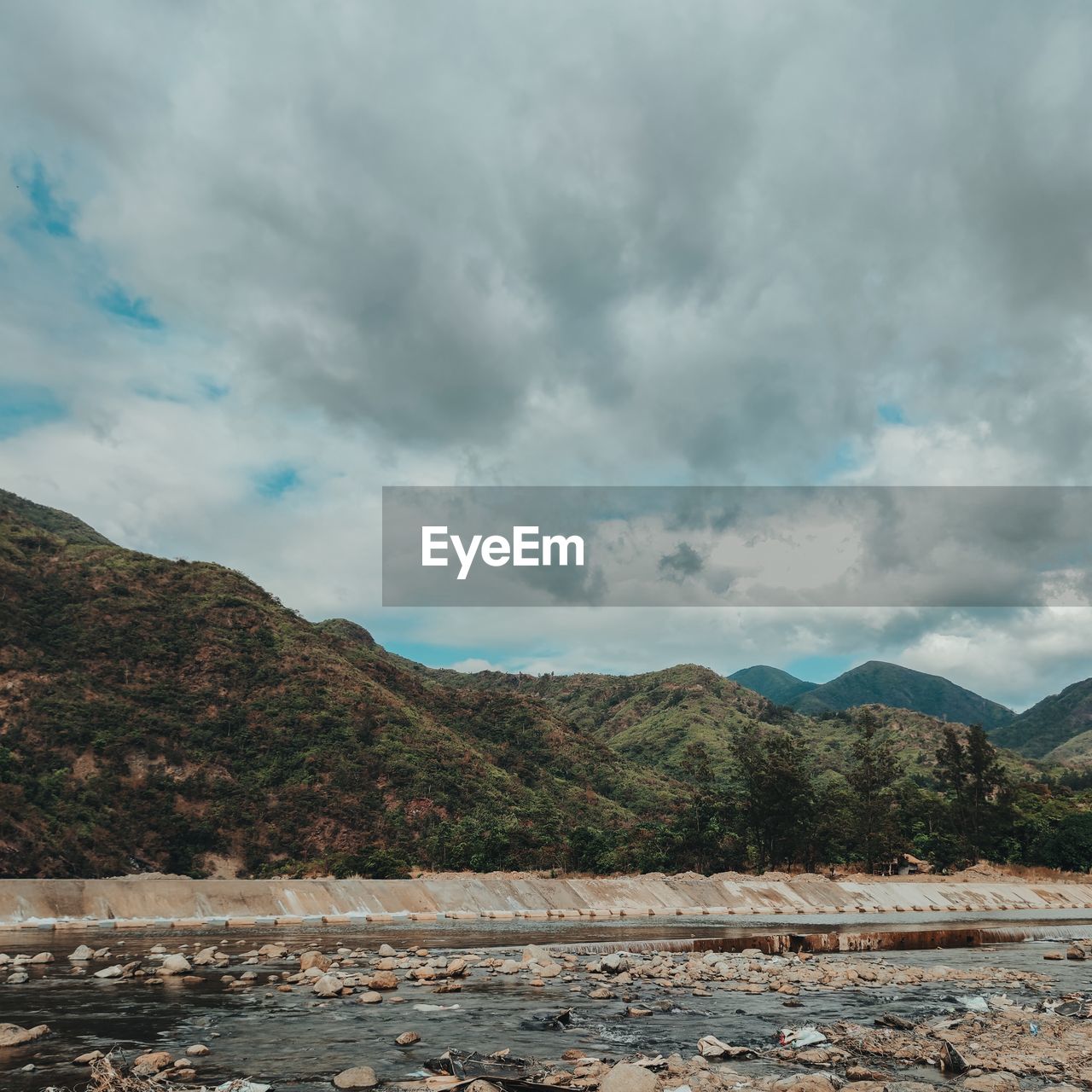 SCENIC VIEW OF LAKE AGAINST MOUNTAIN RANGE