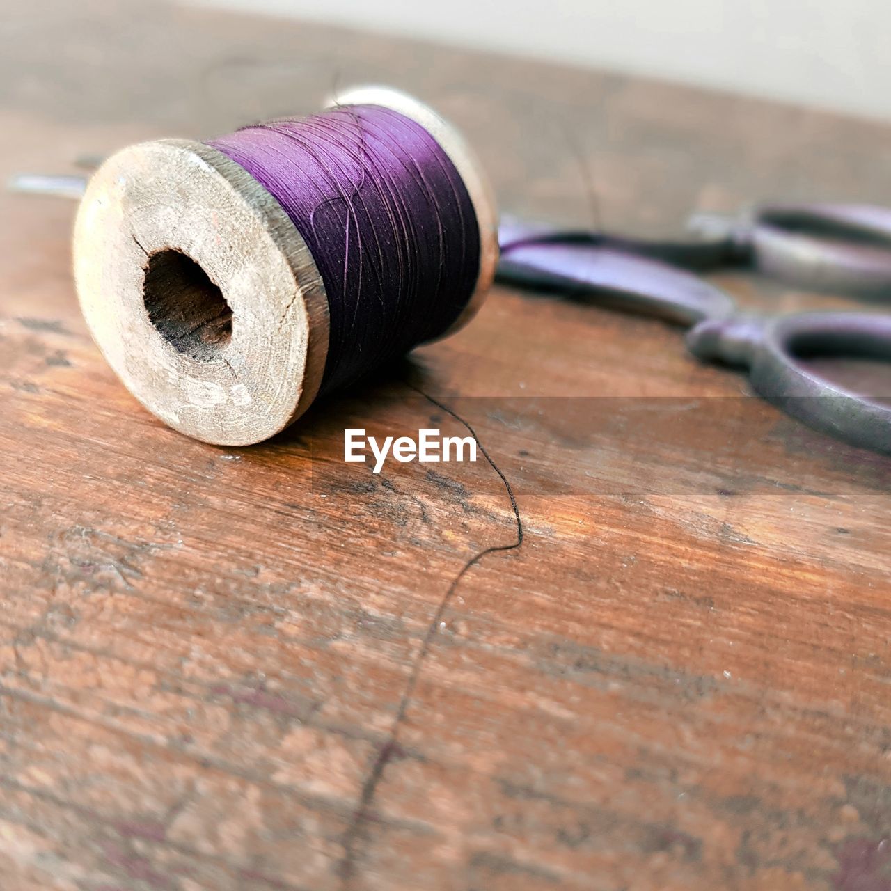 thread, wood, spool, no people, ball of wool, close-up, indoors, material, craft, selective focus, textile, still life, sewing item, iron, table, wool