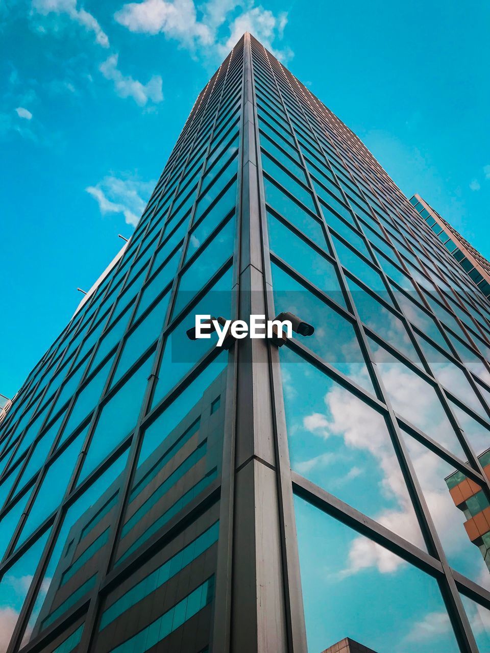 LOW ANGLE VIEW OF OFFICE BUILDING AGAINST SKY