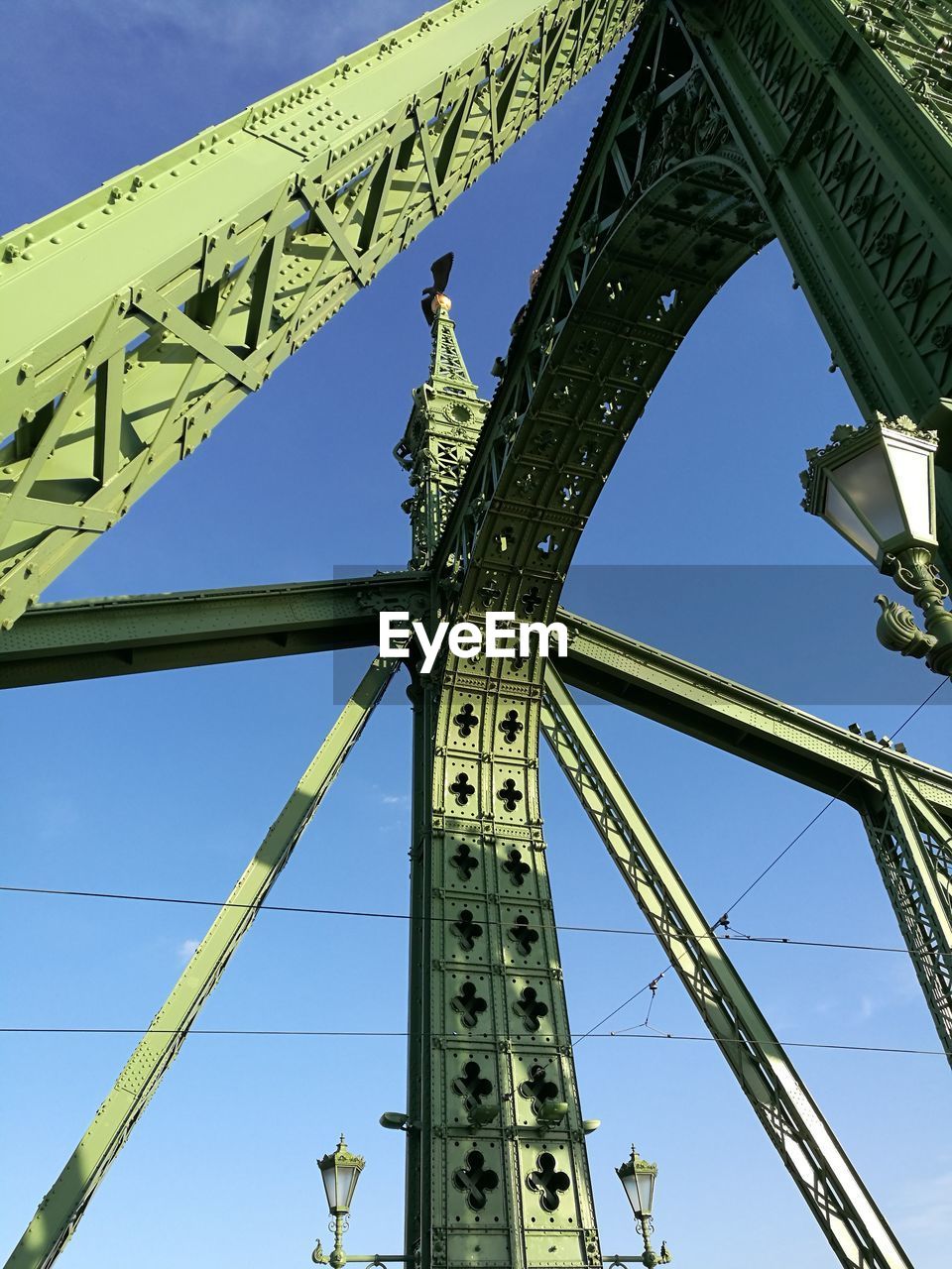 LOW ANGLE VIEW OF BUILT STRUCTURE AGAINST SKY