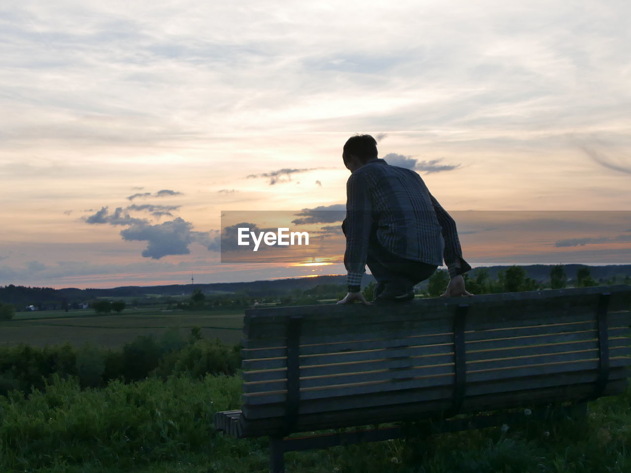 SCENIC VIEW OF LANDSCAPE AGAINST CLOUDY SKY AT SUNSET