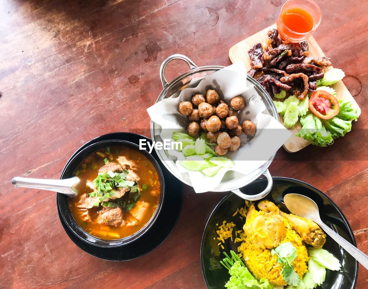 HIGH ANGLE VIEW OF MEAL SERVED IN BOWL