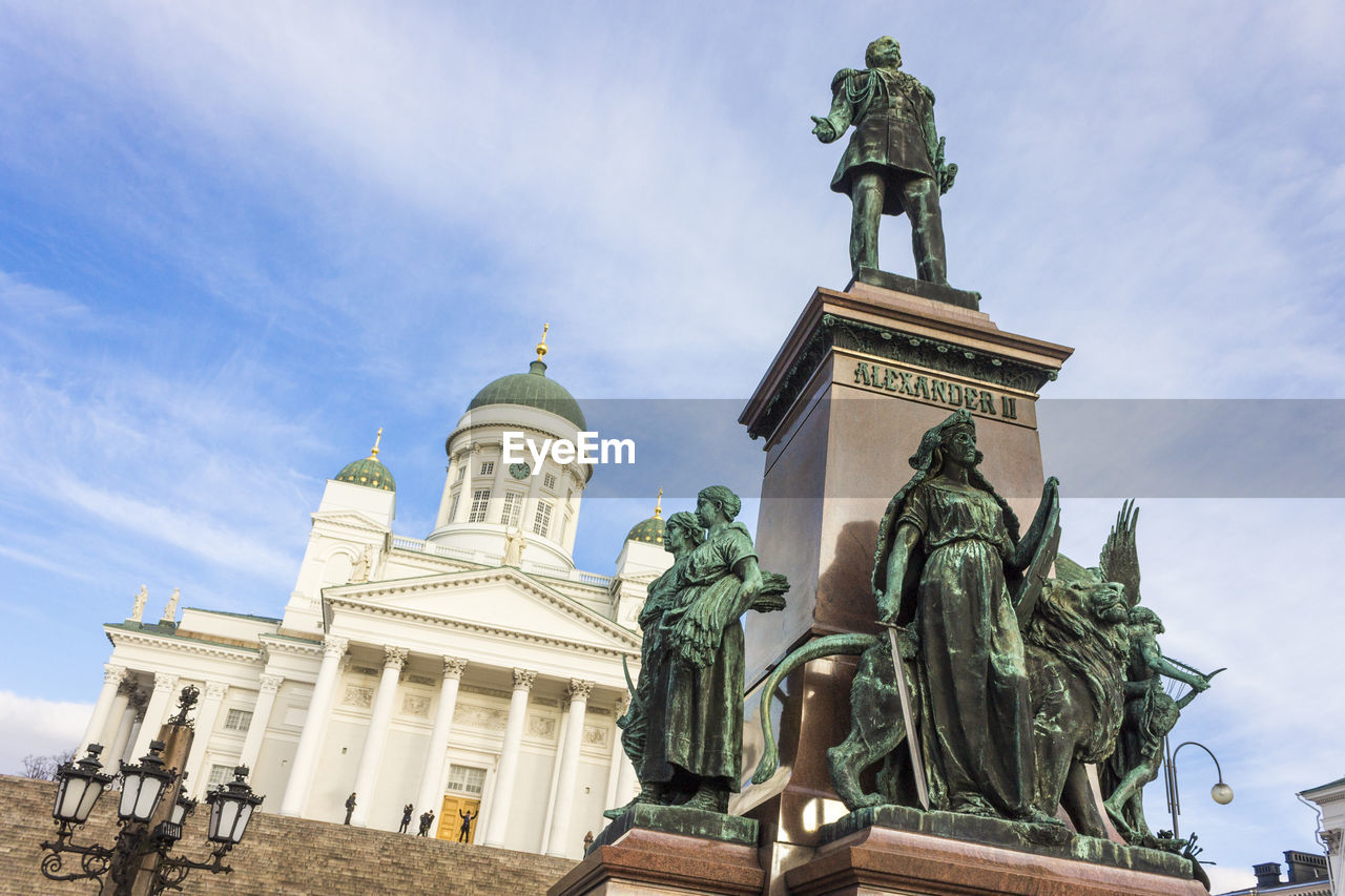 LOW ANGLE VIEW OF STATUE OF HISTORICAL BUILDING AGAINST SKY