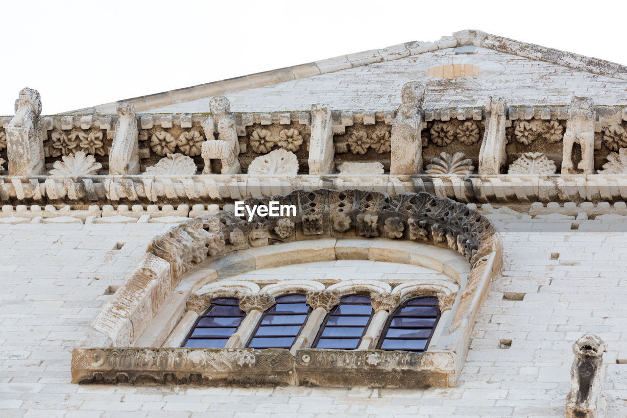 LOW ANGLE VIEW OF HISTORICAL BUILDING