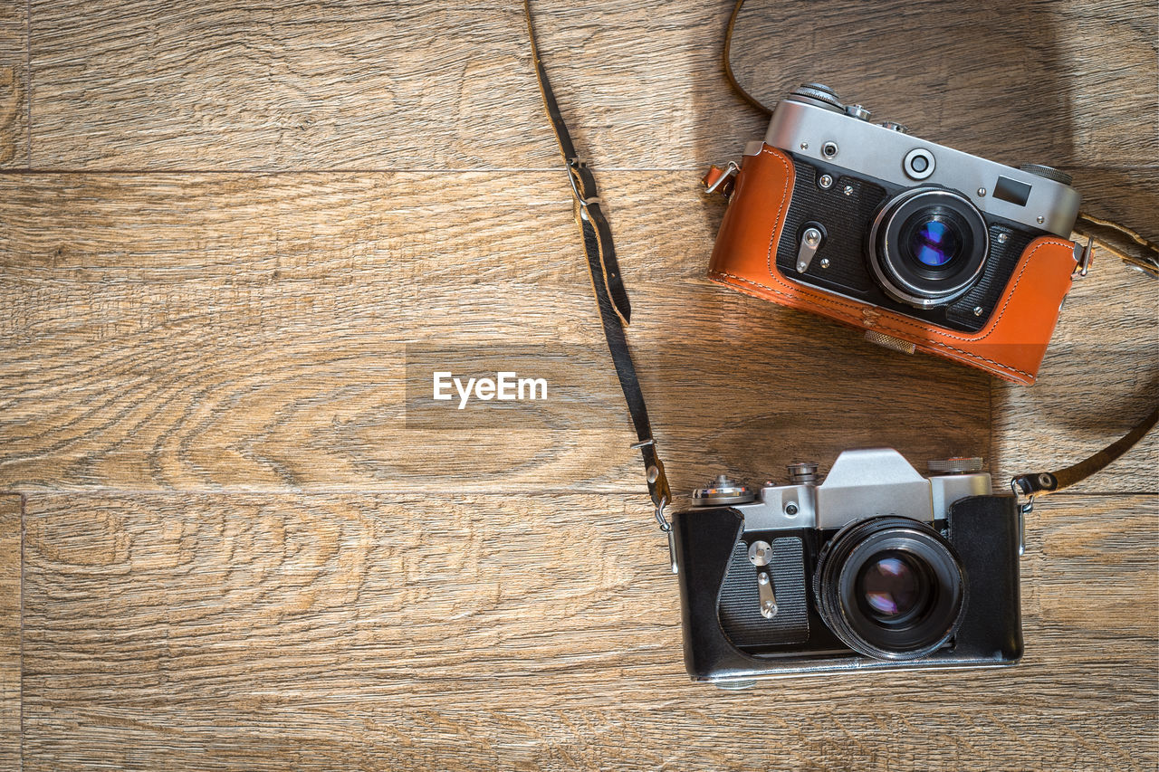 Retro photo cameras on wooden background. flat lay view from above with space for copy
