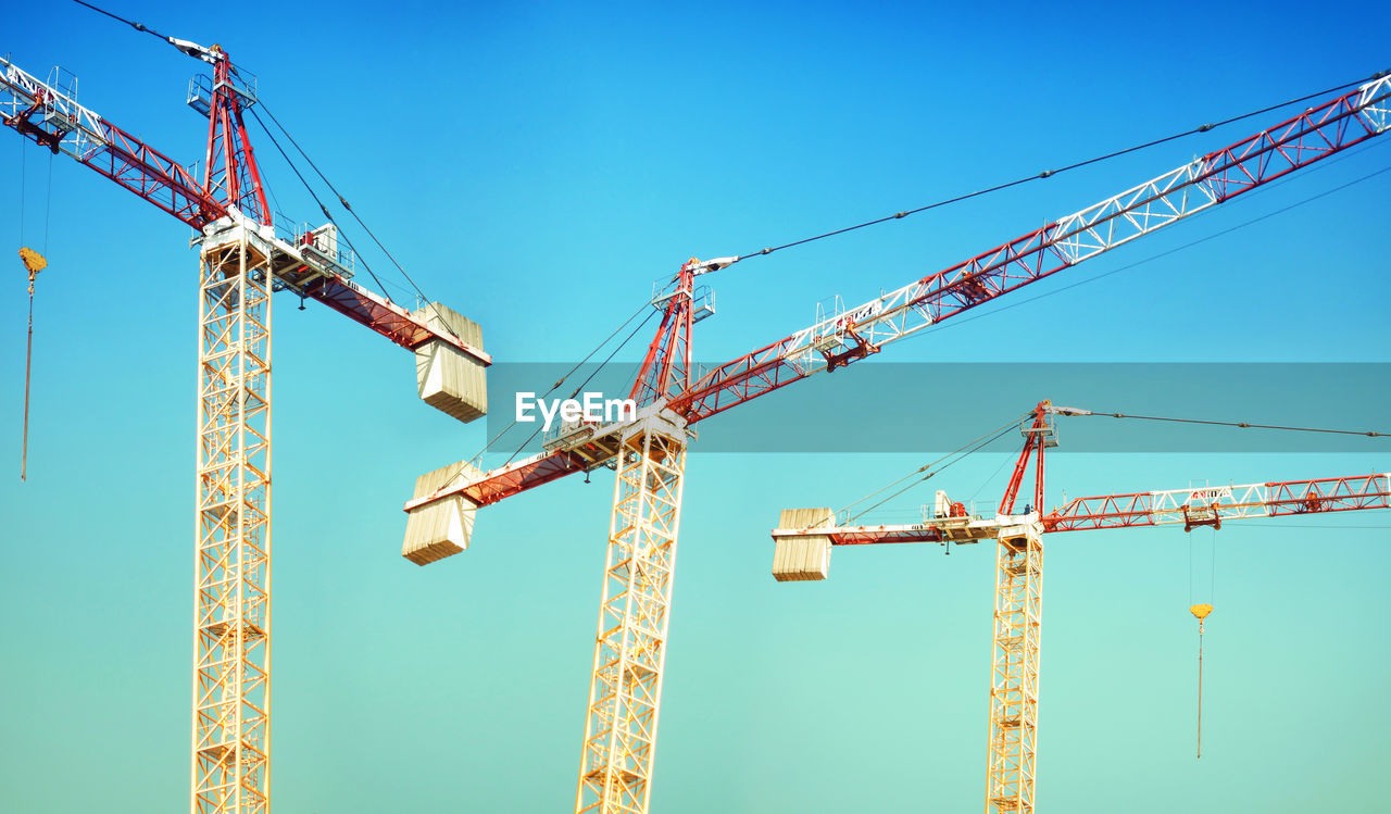 LOW ANGLE VIEW OF CRANE AGAINST SKY