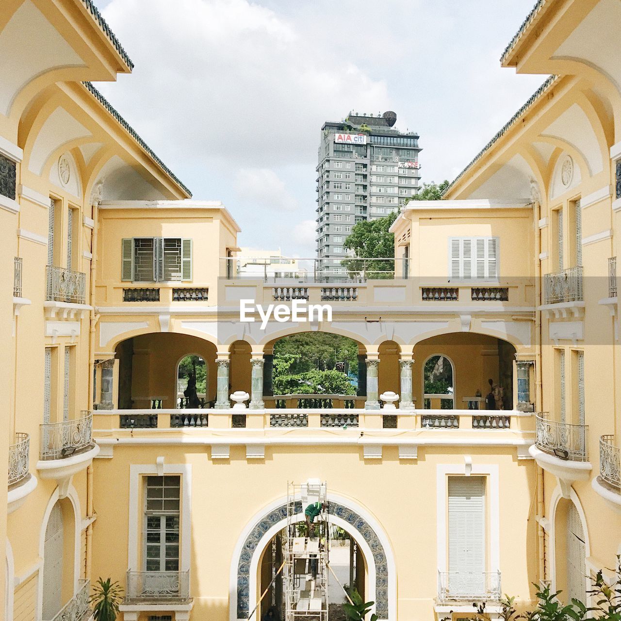 LOW ANGLE VIEW OF BUILDINGS IN CITY