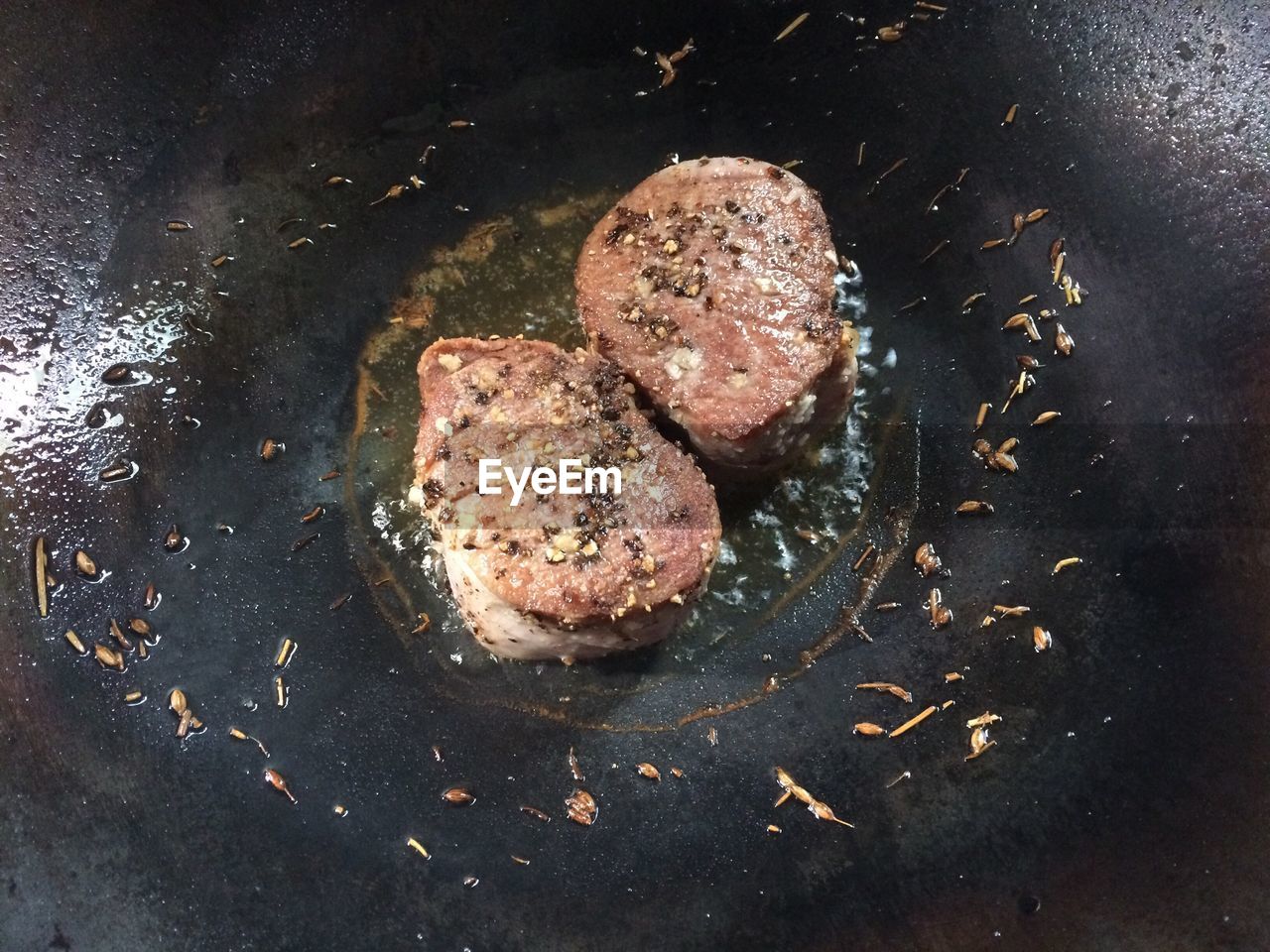 HIGH ANGLE VIEW OF FOOD IN PLATE