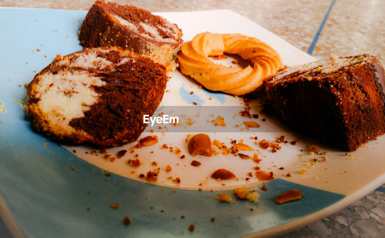 HIGH ANGLE VIEW OF BREAKFAST