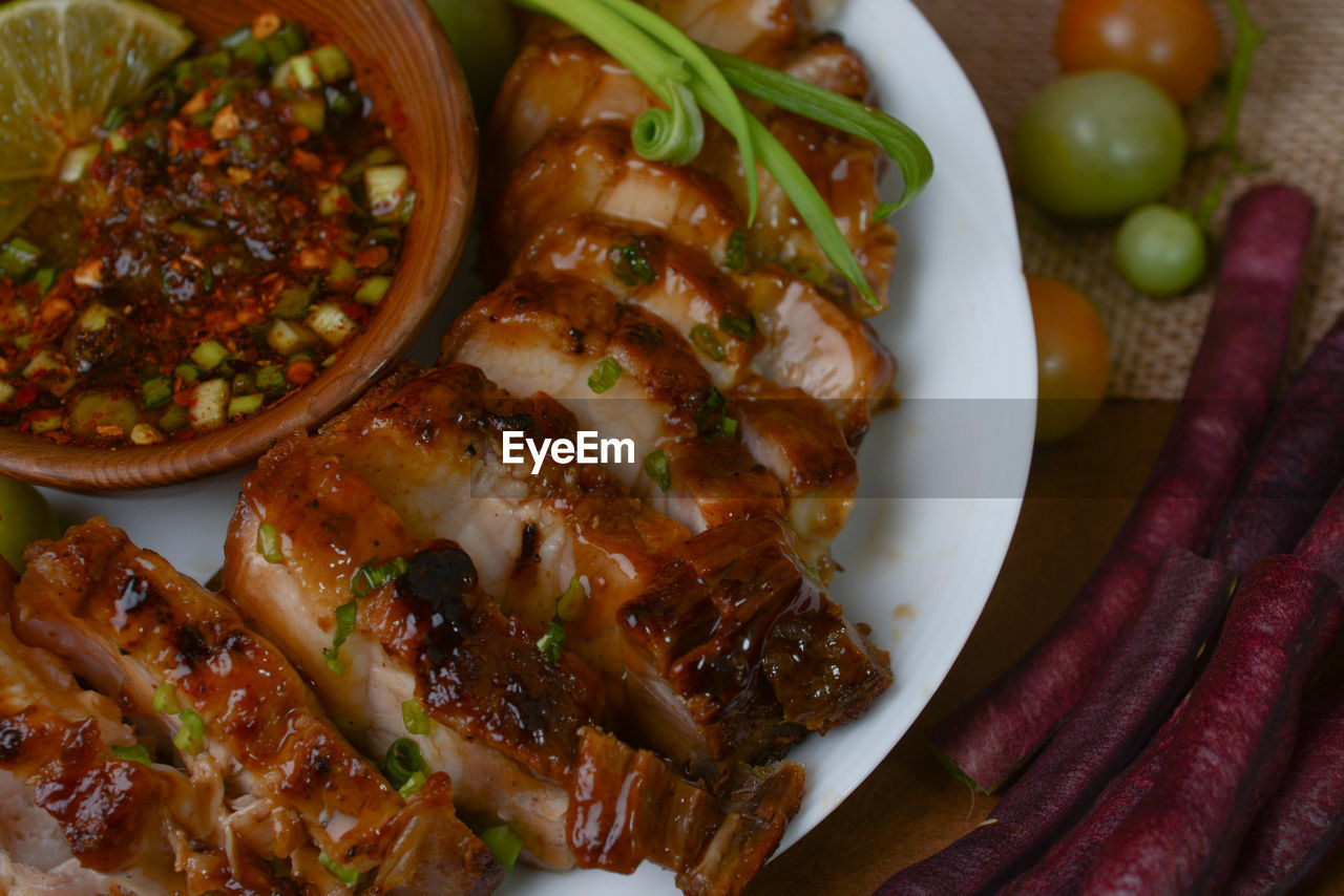 HIGH ANGLE VIEW OF VEGETABLES IN PLATE