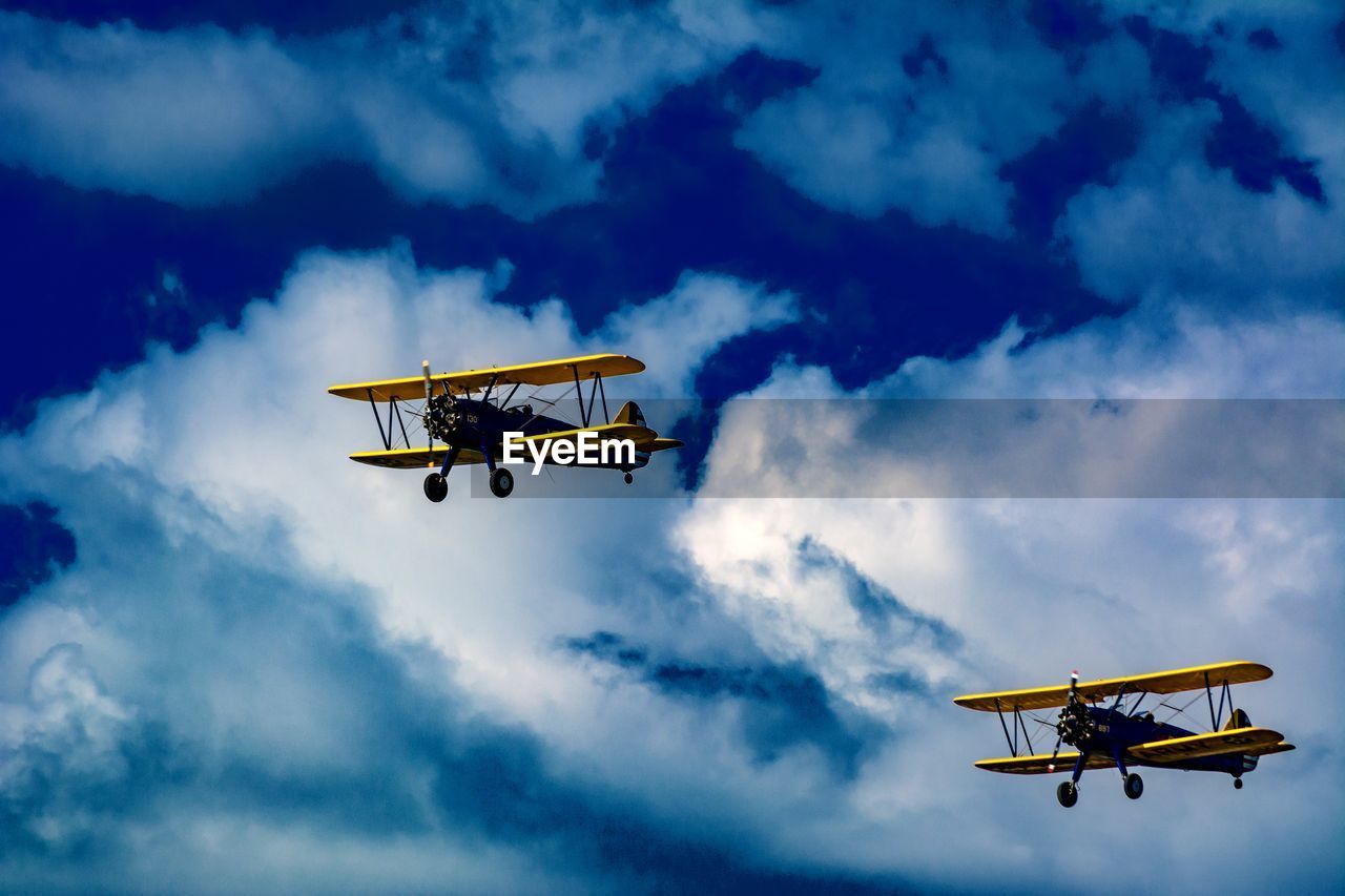 LOW ANGLE VIEW OF AIRPLANE FLYING AGAINST SKY