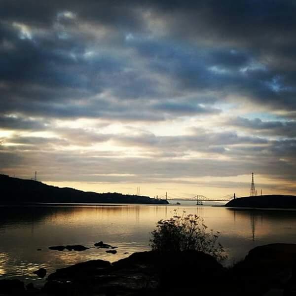 SCENIC VIEW OF SEA AGAINST CLOUDY SKY DURING SUNSET