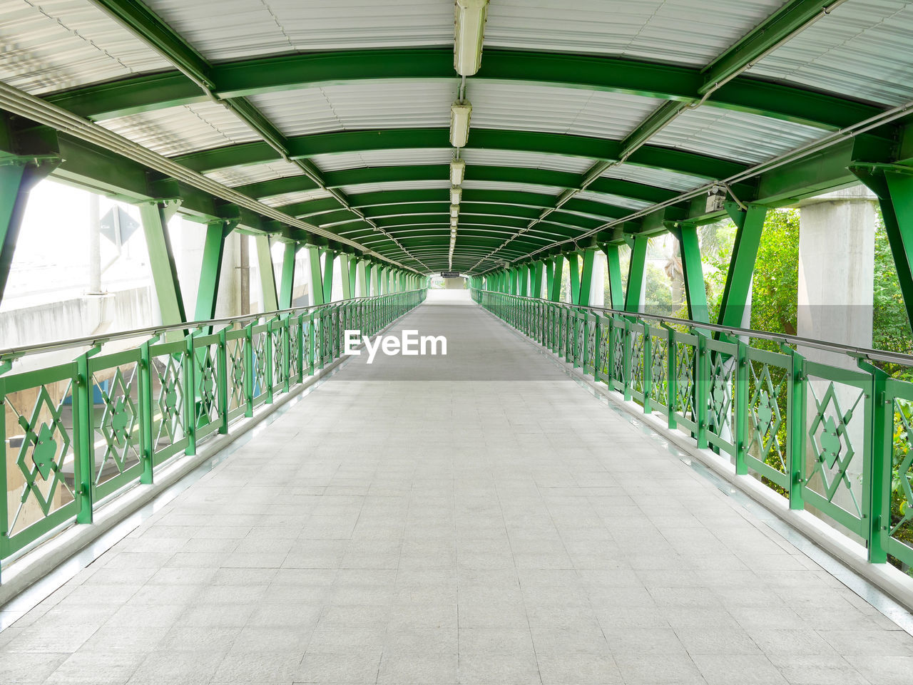 architecture, built structure, the way forward, diminishing perspective, bridge, no people, subway, indoors, ceiling, footpath, transportation, day, empty, vanishing point, walkway, green, nature, metal