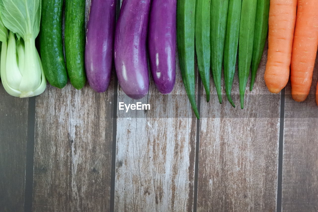 DIRECTLY ABOVE SHOT OF PURPLE CHILI ON TABLE