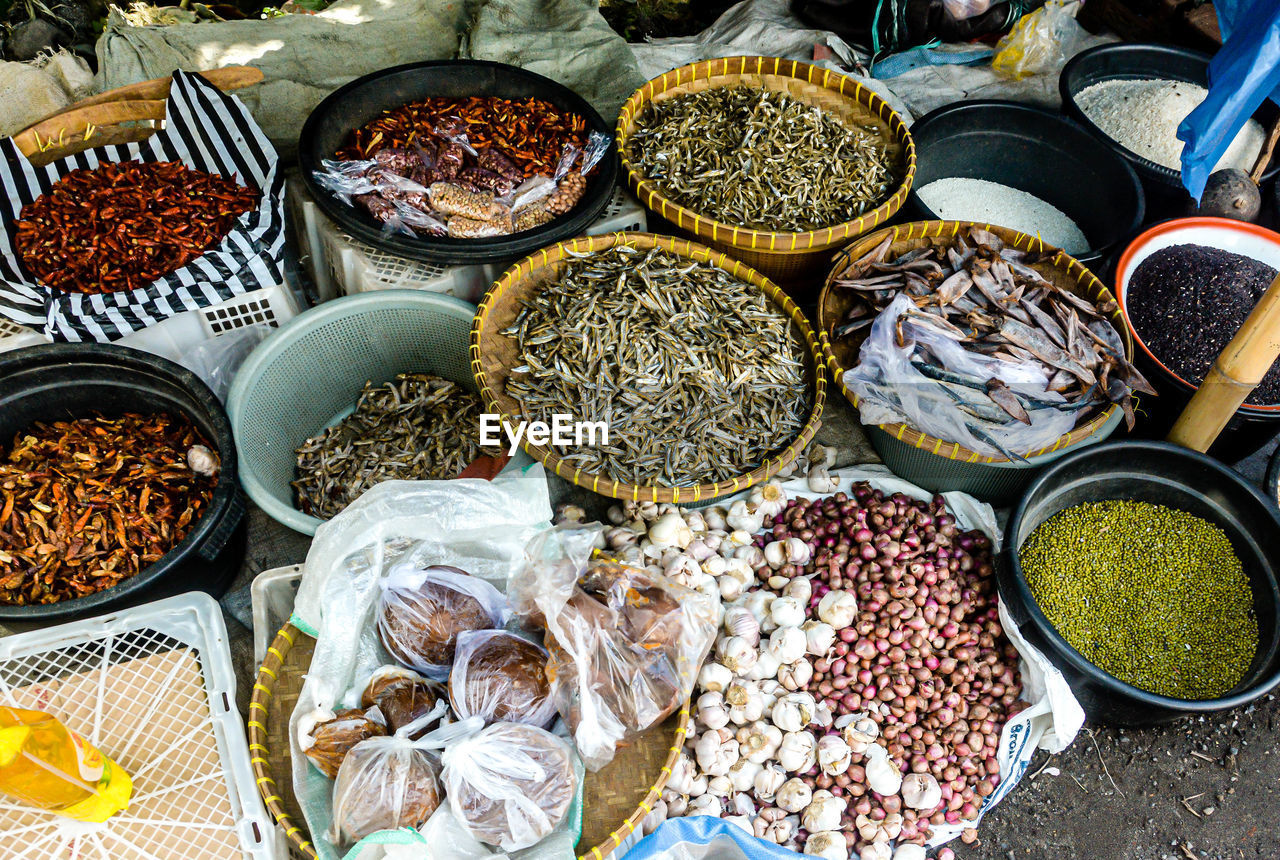 HIGH ANGLE VIEW OF FISH FOR SALE AT MARKET STALL