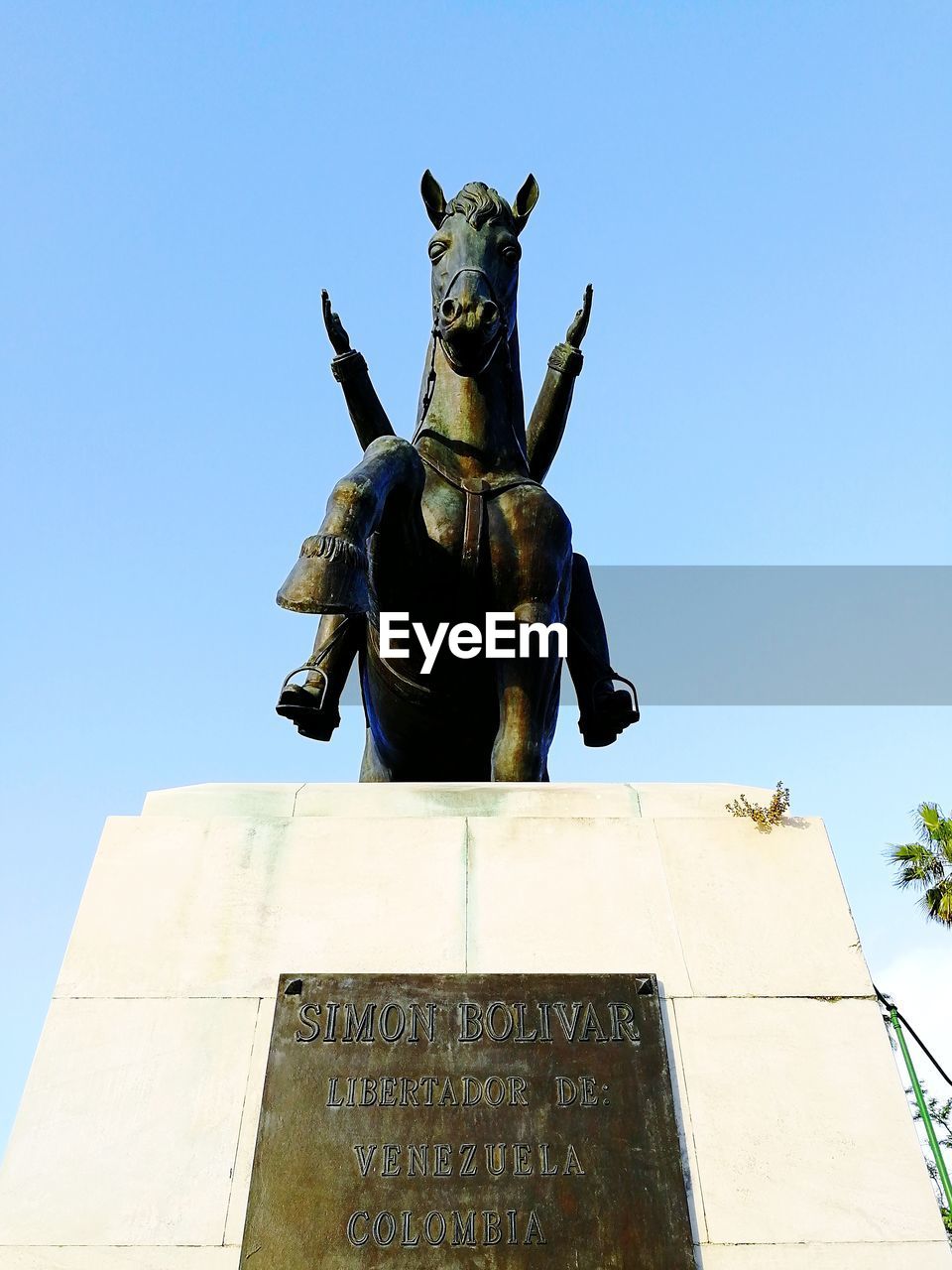 LOW ANGLE VIEW OF STATUES AGAINST SKY