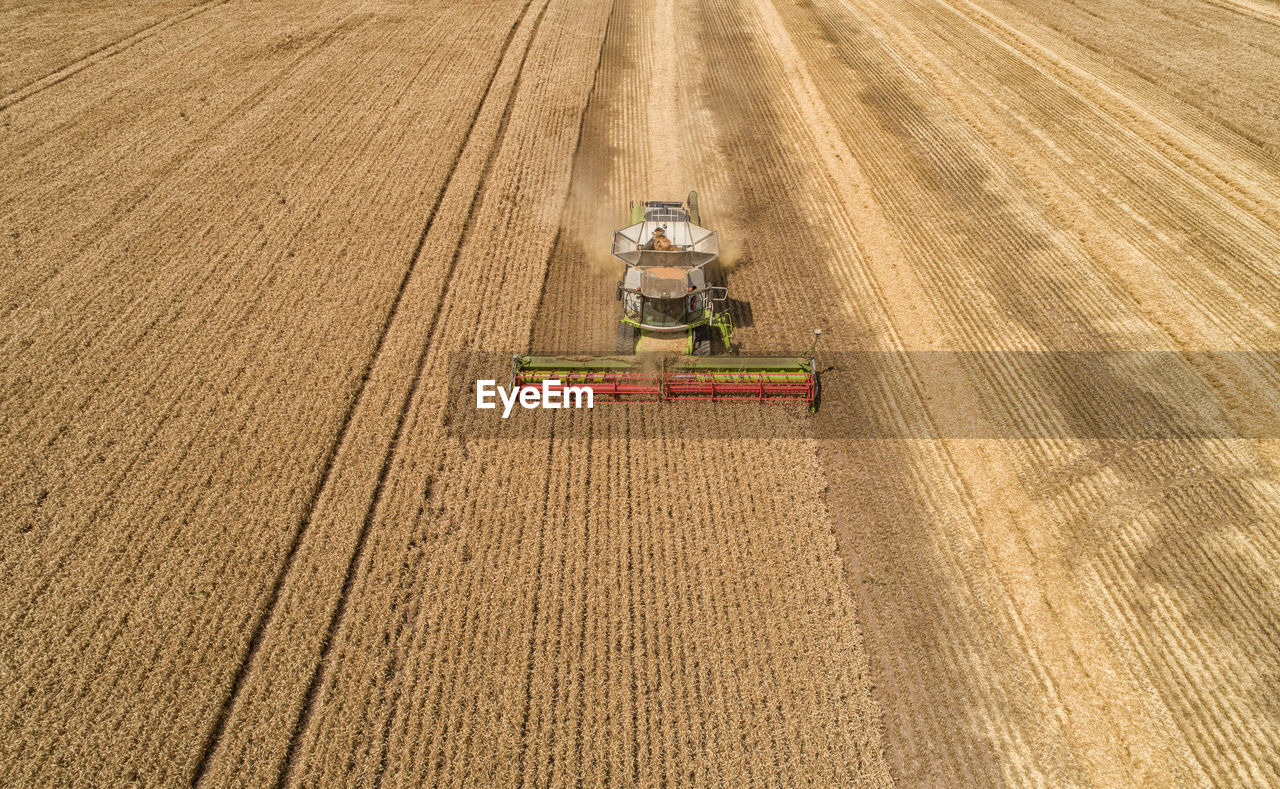 HIGH ANGLE VIEW OF MOTORCYCLE ON FIELD