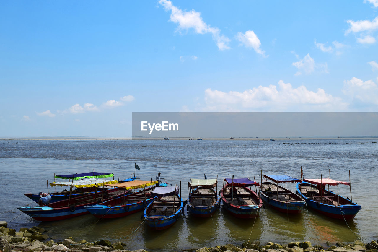 BOATS IN SEA AGAINST SKY