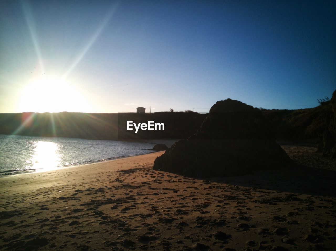 SCENIC VIEW OF SEA AGAINST CLEAR SKY AT SUNSET