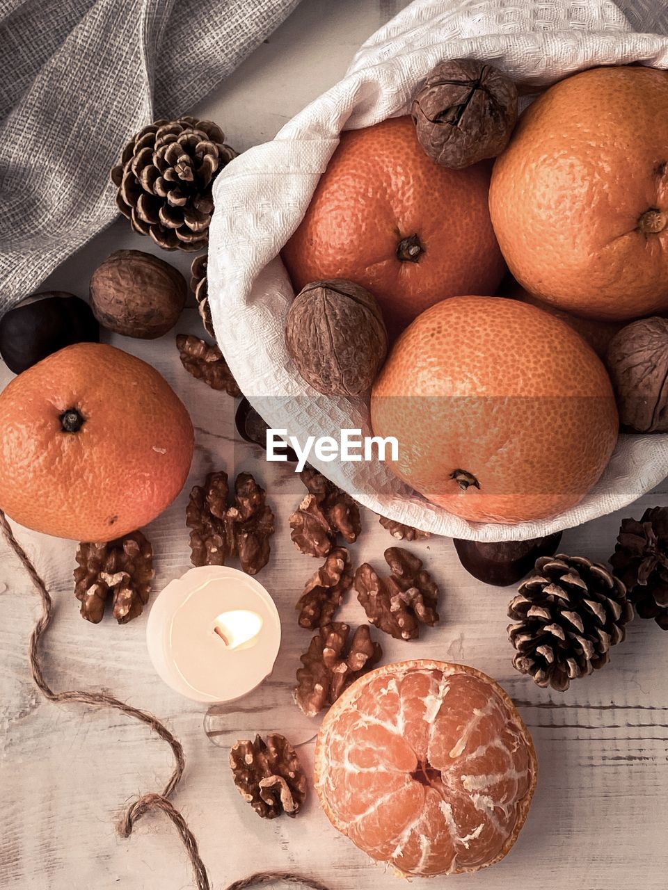 HIGH ANGLE VIEW OF FRUITS IN TABLE