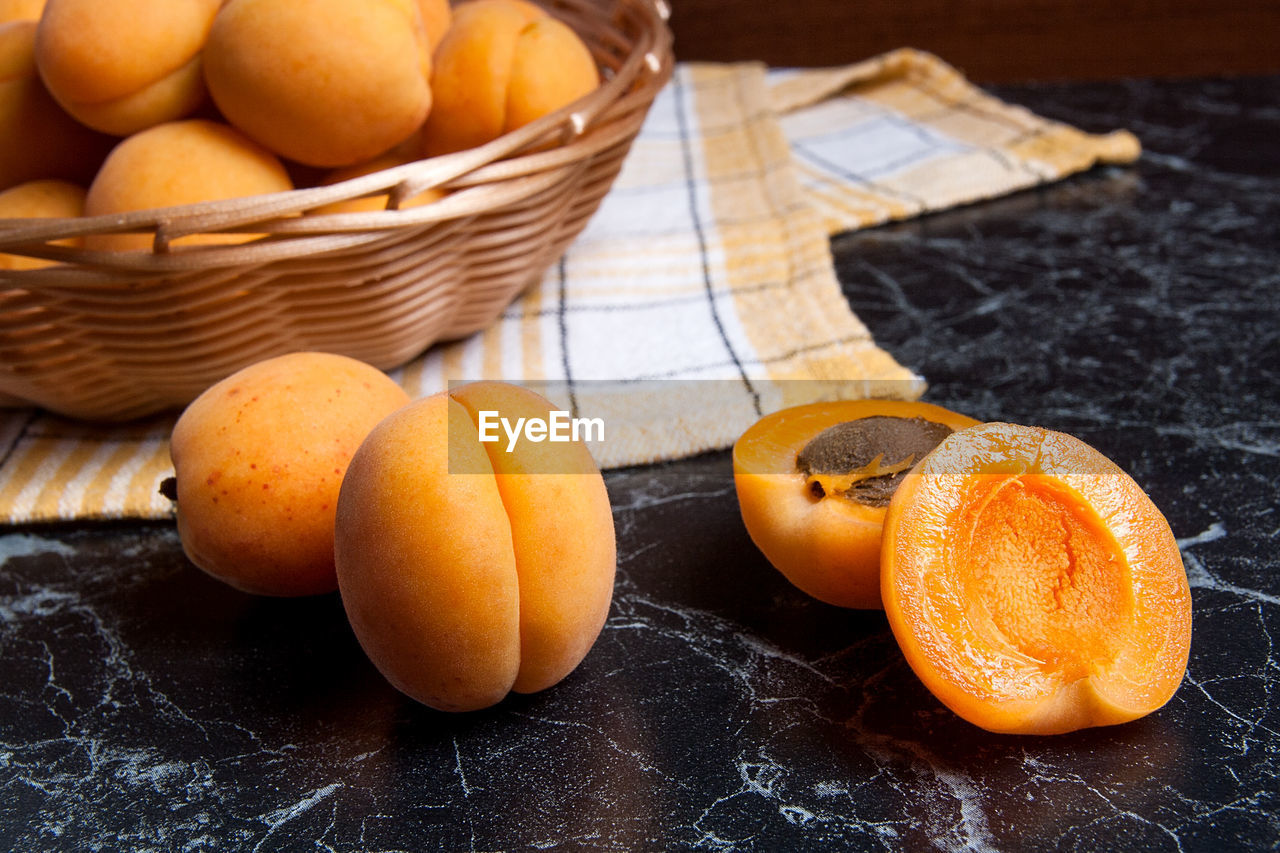 CLOSE-UP OF ORANGES ON BASKET