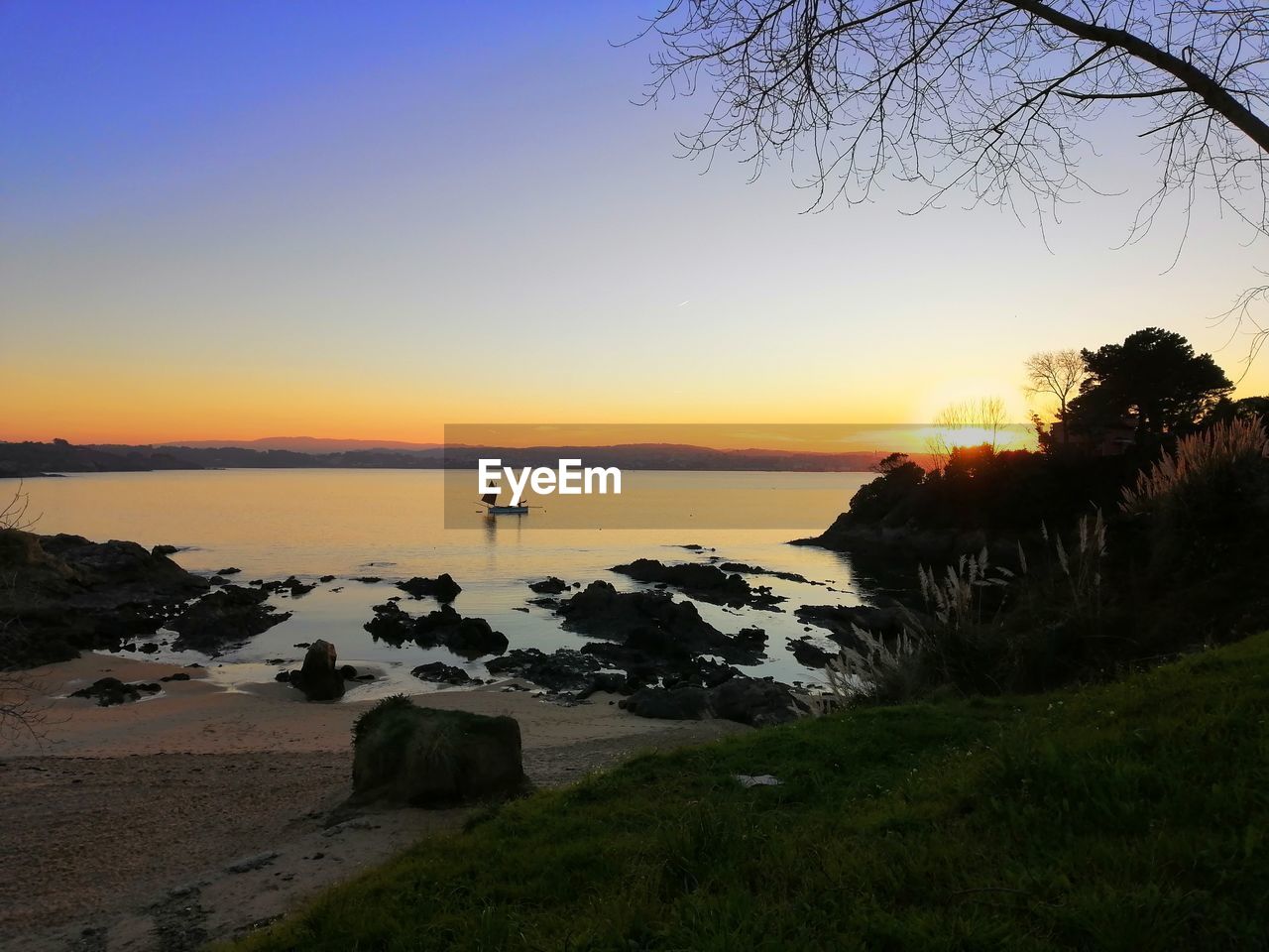 SCENIC VIEW OF SEA AGAINST SUNSET SKY