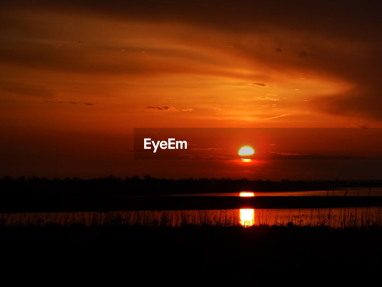 SCENIC VIEW OF SEA AGAINST ORANGE SKY