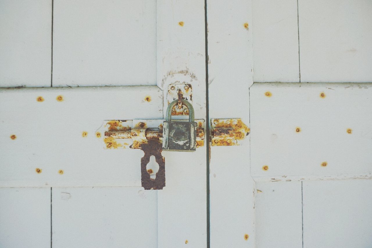 door, full frame, protection, close-up, white color, safety, backgrounds, no people, day, latch, outdoors