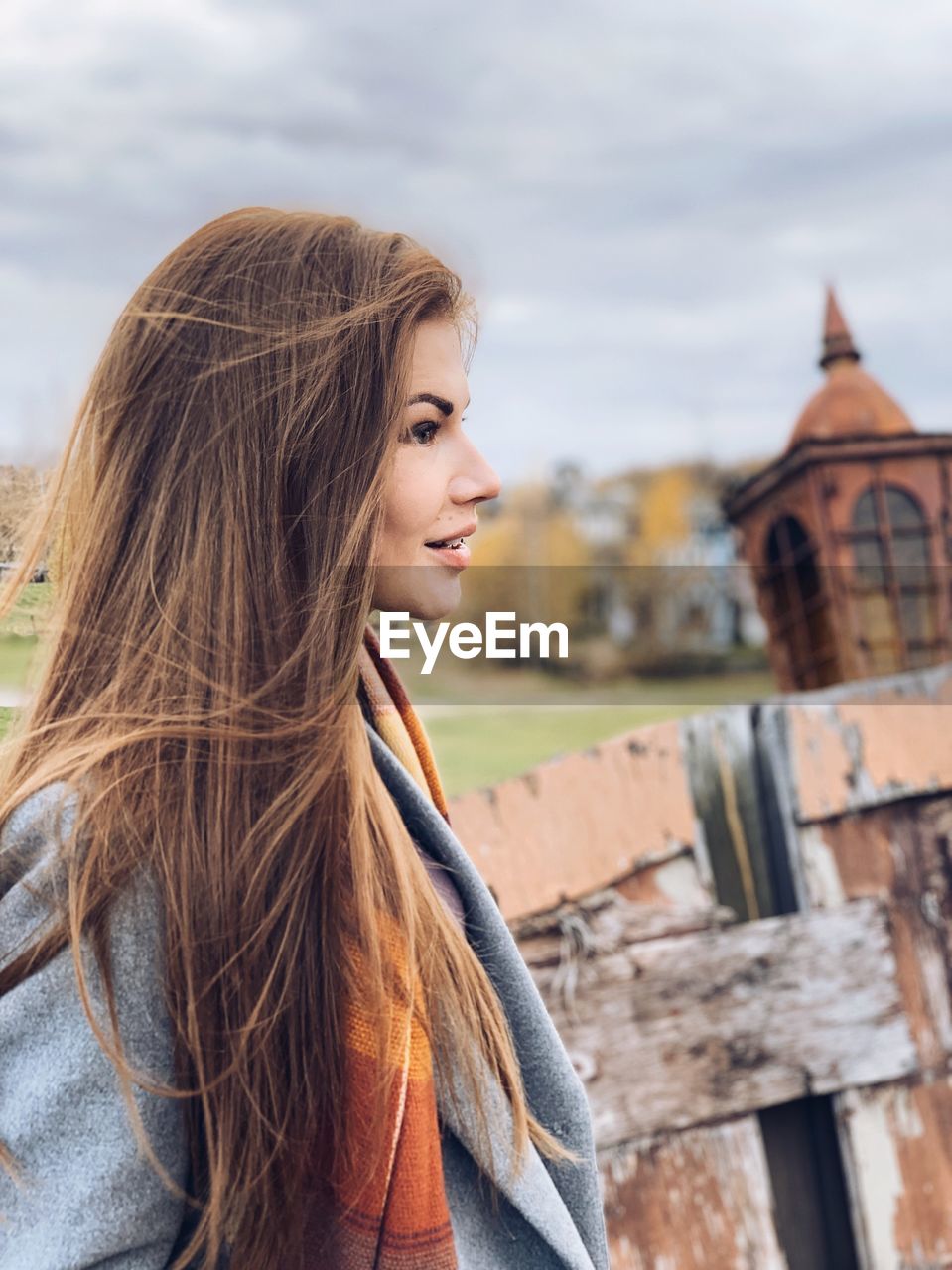 BEAUTIFUL WOMAN STANDING IN FRONT OF BUILDING