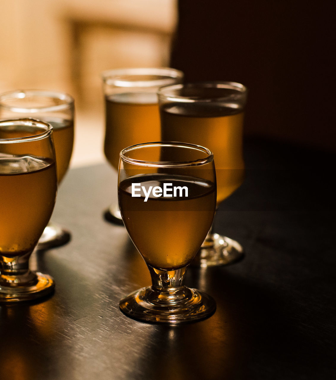 CLOSE-UP OF BEER IN GLASS