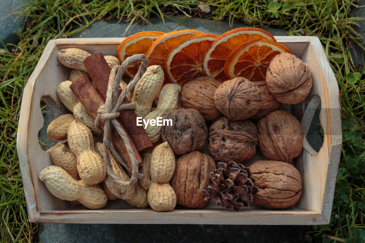 HIGH ANGLE VIEW OF BREAD IN WICKER BASKET