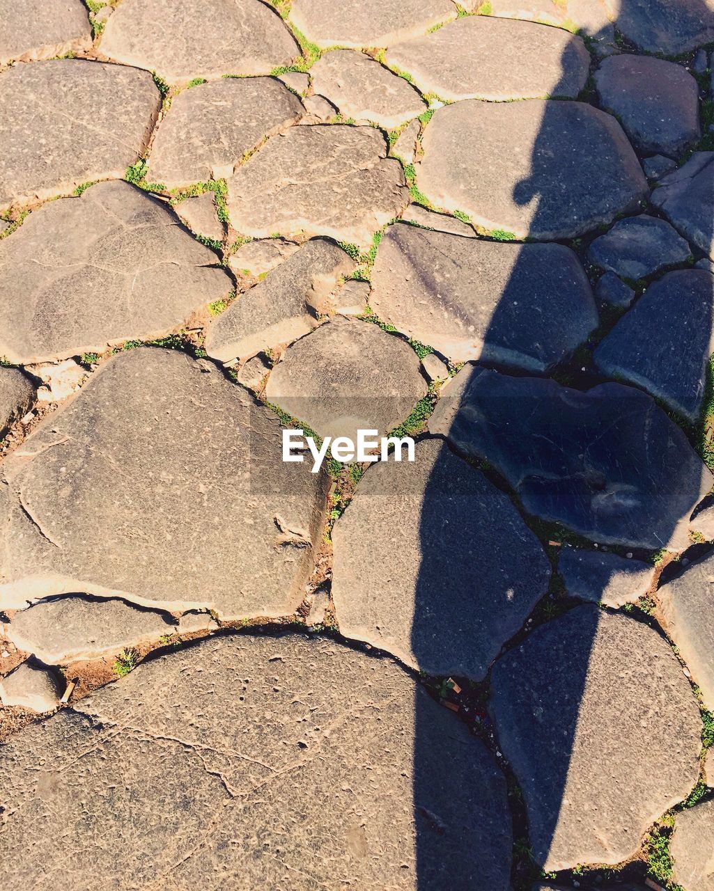 HIGH ANGLE VIEW OF PAVING STONE