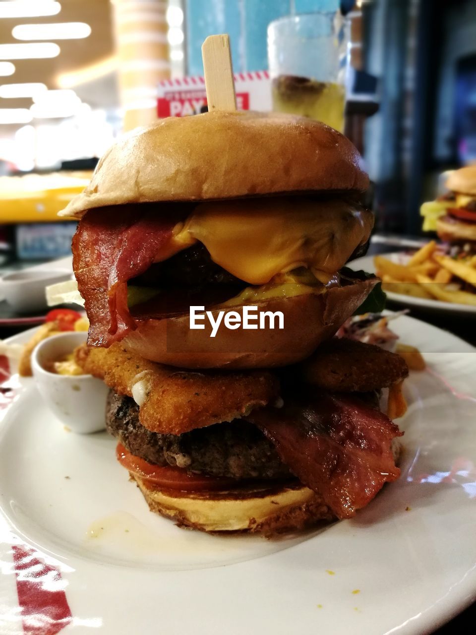CLOSE-UP OF BURGER ON TABLE