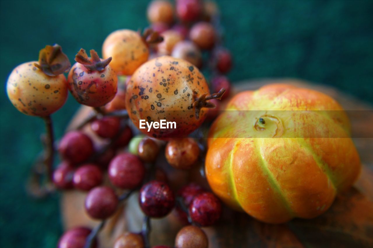 CLOSE-UP OF FRUITS